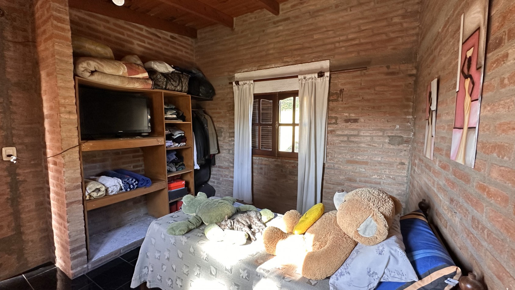 Un Refugio Natural con Vistas a las Sierras