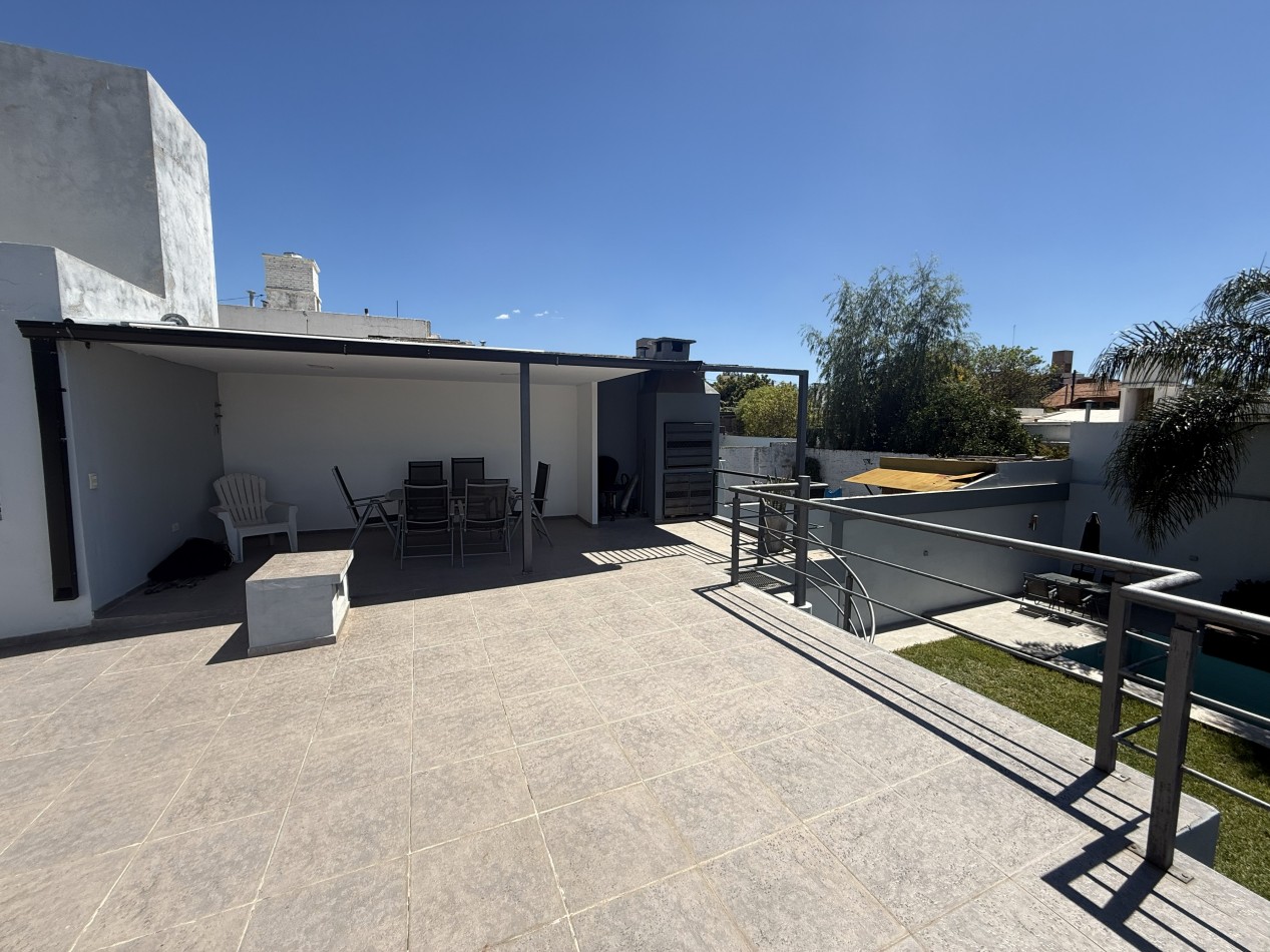 Casa con pileta y quincho a pasos del Cordoba Shopping