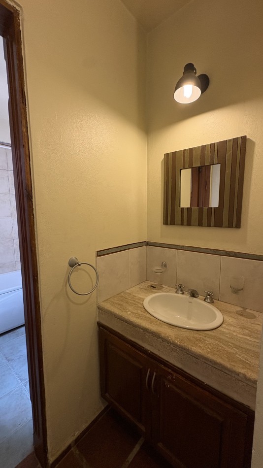 Casa con pileta en complejo cerrado