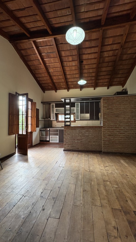 Casa con pileta en complejo cerrado