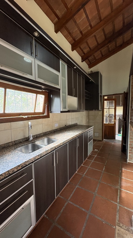 Casa con pileta en complejo cerrado