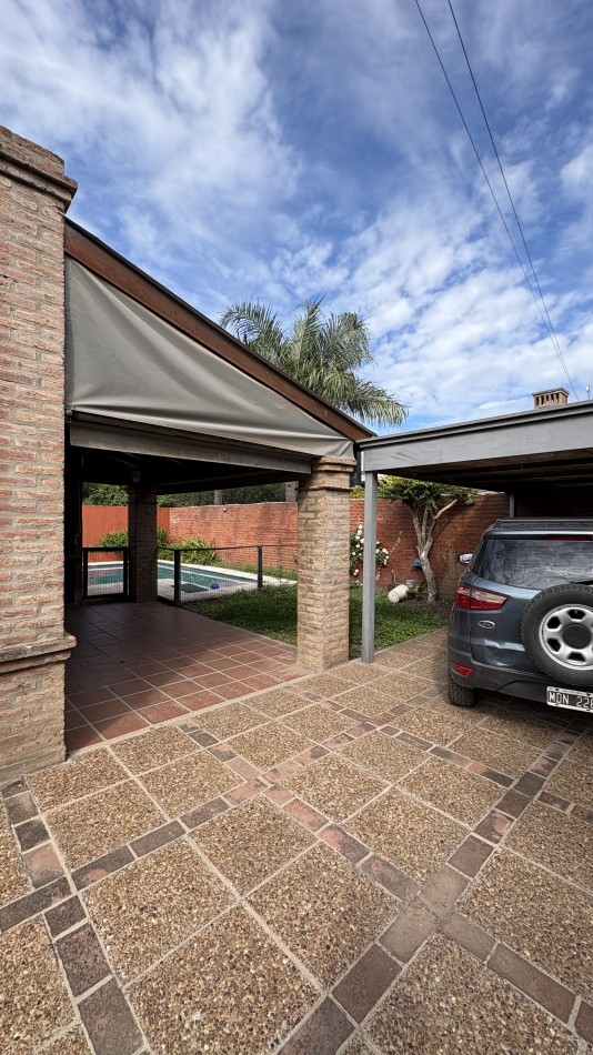 Casa con pileta en complejo cerrado