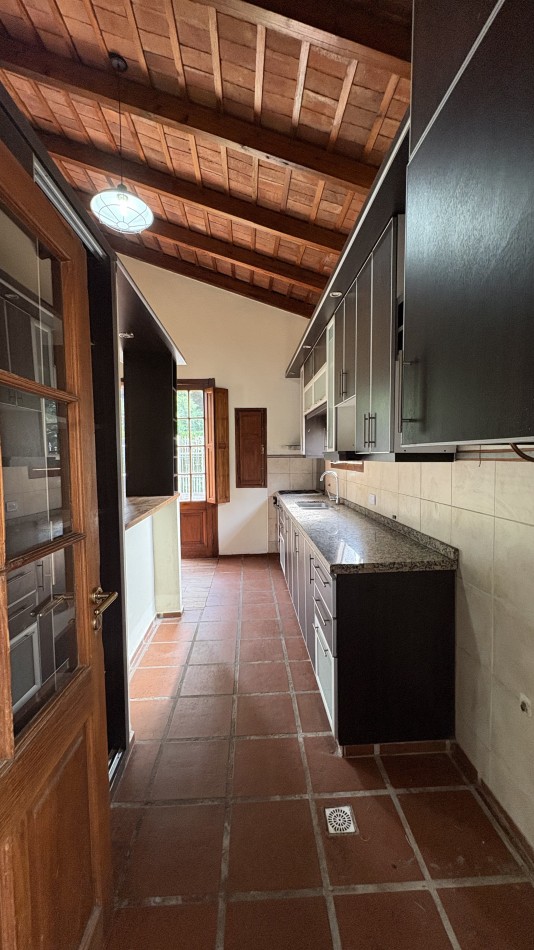 Casa con pileta en complejo cerrado