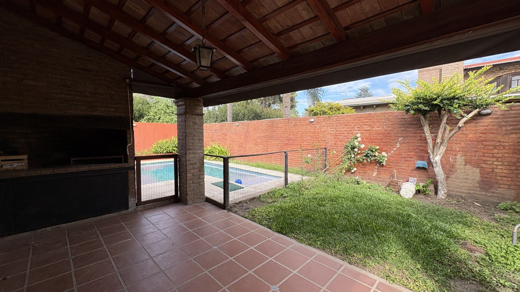 Casa con pileta en complejo cerrado