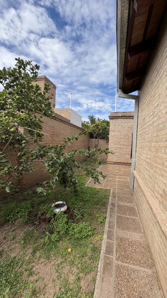 Casa con pileta en complejo cerrado