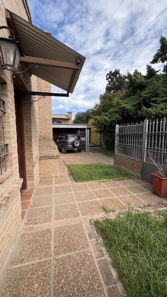 Casa con pileta en complejo cerrado