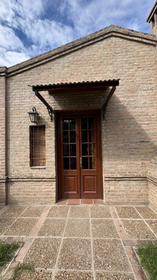 Casa con pileta en complejo cerrado