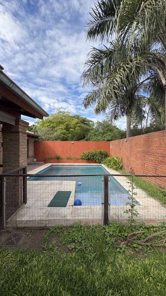 Casa con pileta en complejo cerrado